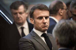 Макрон попередив французів про загрозу громадянської війни
