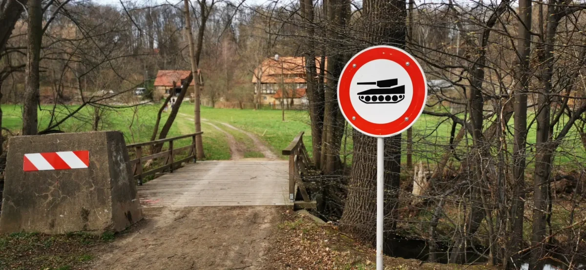 Знак із танком на дорозі. Фото: Komoot