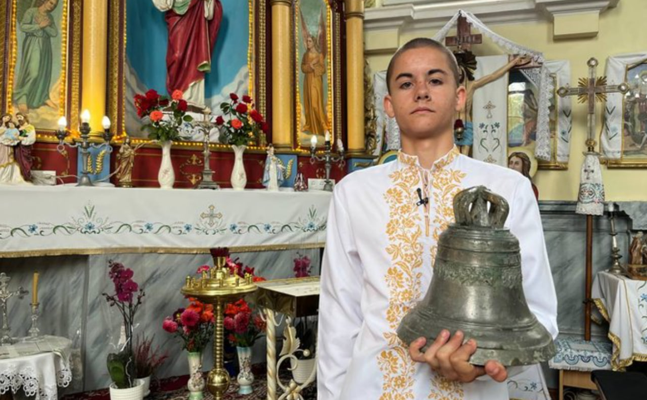 Станіслав Данчук з дзвоном. Фото: Суспільне