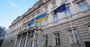 Працівницю Львівської ОВА звільнили за відмову встати під час гімну