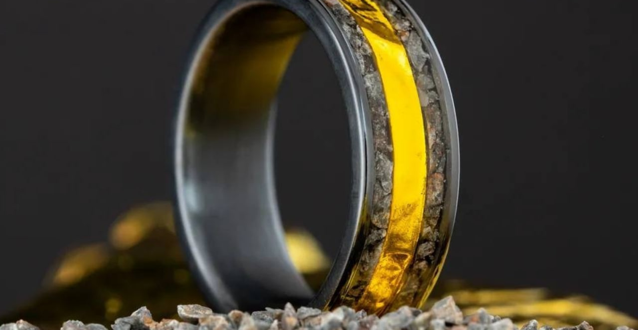 Ювеліри робили каблучку з стрічки Аполлона-11. Фото: Honest Hands Ring Co.