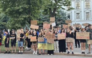 Дніпро третій день виходить на протести проти закону щодо НАБУ і САП
